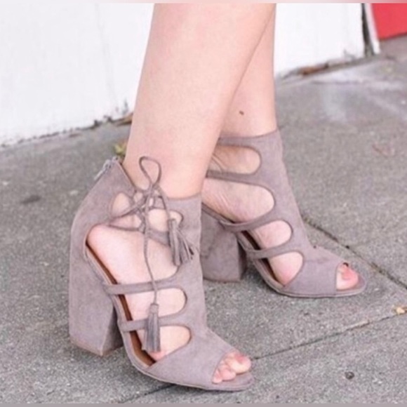 Qupid Shoes - SOLD 🤑 Taupe Caged Tassel Cut Out Block Heel
Ankle Bootie